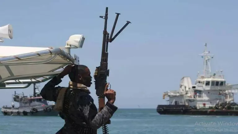 بعد 151 يومًا من الرعب.. تفاصيل تحرير البحارة المصريين من قراصنة الصومال